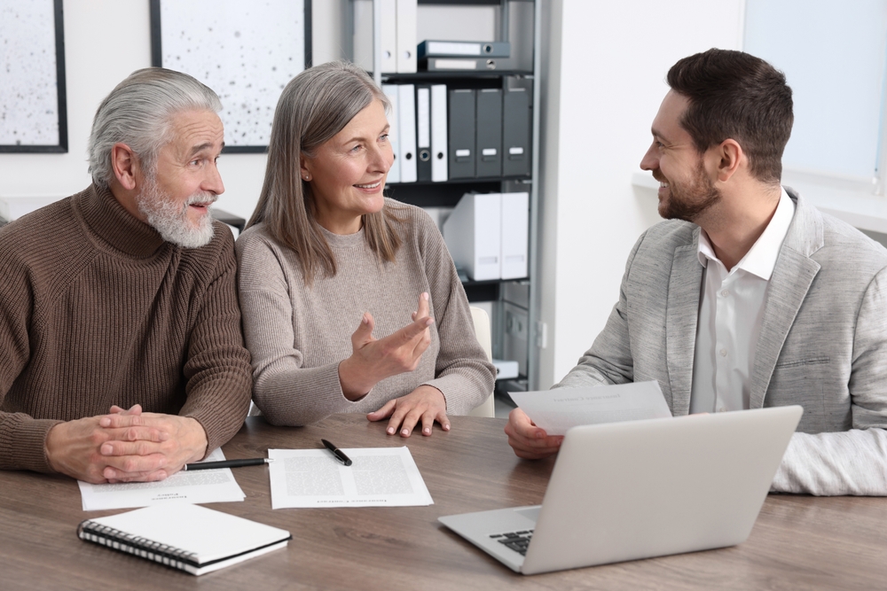 Elderly,Couple,Consulting,Insurance,Agent,About,Pension,Plan,At,Wooden